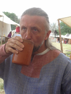 Prost sagt Bernhard von Arenbach, auf das nächste Jahr so daß wir uns alle wieder gesund sehen.