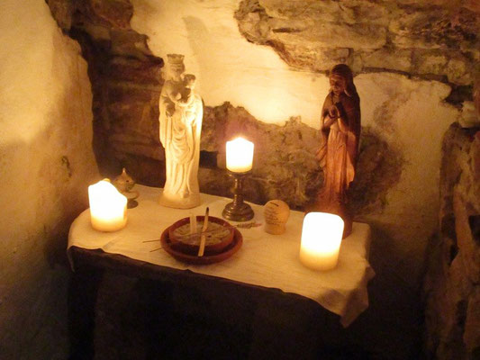 Der Altar wurde neu gestaltet und Kerzen wurden wieder zu Ehren unserer Madonnen entzündet, mit der Bitte um immer trocken auf- und abbauen zu können.