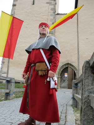 Bernhard von Arenbach vor der Brücke zum Eingang