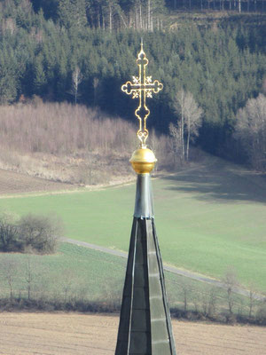 Dieses schöne Kreuz ist auf der Kirchturmspitze angebracht.