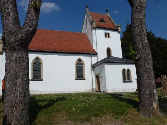 Der Turm der Kapelle stammt aus dem 12Jhr. Das Schiff wurde erst später angebaut.