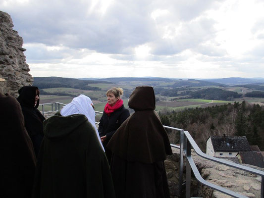 Und sieht weit ins Land, bei klarem Wetter bis ins Fichtelgebirge.