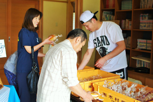 木村屋のパンが届くのをみなさん楽しみにしてくださっていましたね~♪4時半起きで仕込んだ焼きたてパンです。