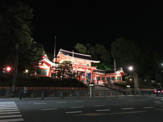 ライトアップされた祇園さん　美しい社でした