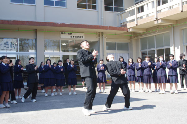 門出を祝って新旧生徒会長一緒になって最後のエール