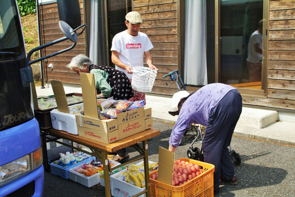 毎週2回程度、こうして販売にきている石谷隊長 地区のみなさんのこともよく知っています♪