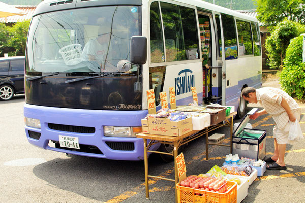 まさにスーパー石谷カー。地域のみなさんに食材といっしょに買い物の楽しみも運んでいます。中、のぞいてみてください♪ ちょっとびっくりしますよ~(^'^)