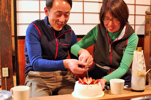 いろんなことを「水」に流してケーキ入刀　笑