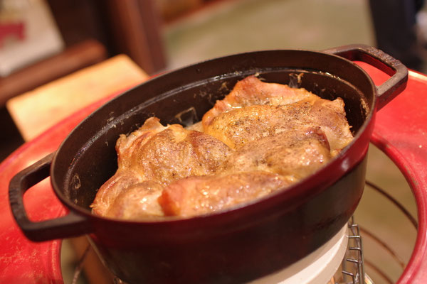 隠岐でとれたお野菜たちと鶏肉を入れたストウブを石窯にin♪　絶品鶏料理です