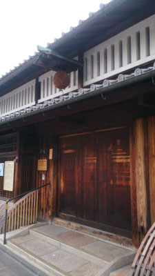 あちこち杉玉がいっぱい　酒造の町