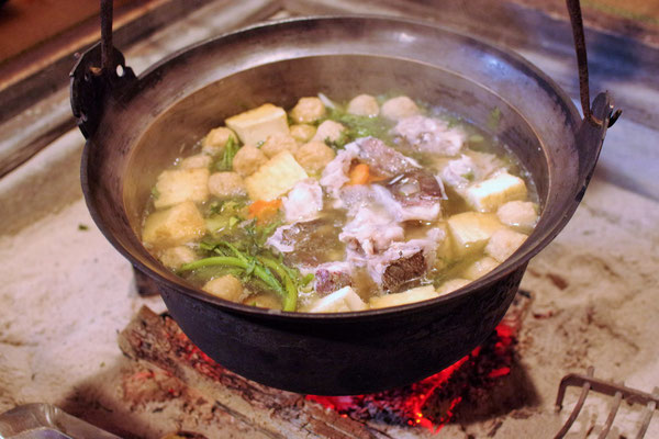 この鉄鍋が囲炉裏の雰囲気にはぴったりです