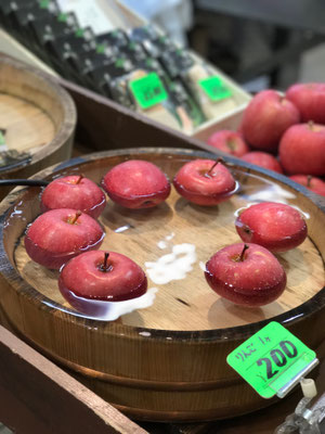 水を張った桶にリンゴが浮き沈みしつつ売られていました　これだけでかなりおいしそうに見える♪