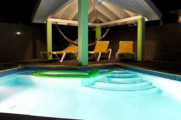 Pool-nacht-Ferienhaus-CAS-IGUANA-Urlaub-Curacao-Karibik-Villapark-Fontein