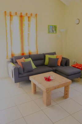 Wohnzimmer-Ferienhaus-CAS-IGUANA-Urlaub-Curacao-Karibik-Villapark-Fontein