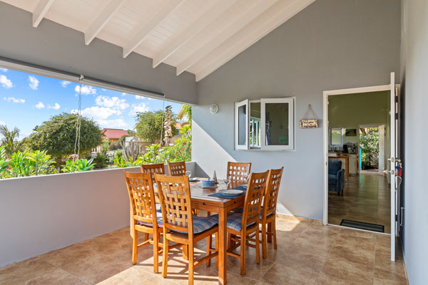 CAS-BON-BINI-Urlaub-Curacao-Ferienhaus-Karibik-Villapark-Fontein-Esstisch