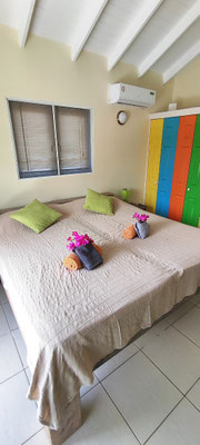 Schlafzimmer-vorne-Ferienhaus-CAS-IGUANA-Urlaub-Curacao-Karibik-Villapark-Fontein
