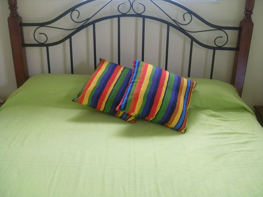 Schlafzimmer-hinten-Ferienhaus-CAS-IGUANA-Urlaub-Curacao-Karibik-Villapark-Fontein