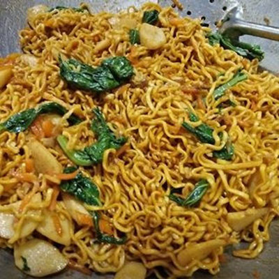 Die allgegenwärtigen Mie goreng: Gebratene Nudeln mit Gemüse, Fisch oder Hühnchen - lecker gewürzt mit traditionellen Gewürzen wie Knoblauch, Tamarind und Chili, und natürlich mit süßer Soja-Soße