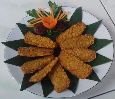 Fried tempeh (fermented soy beans) with a sweet spicy sauce from chili, garlic, and palm sugar.