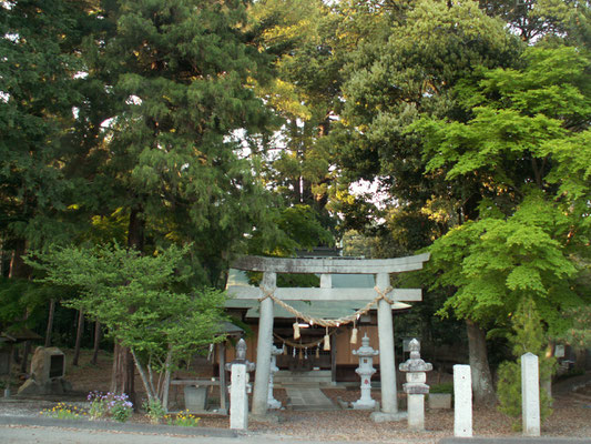 写真E 羽梨山神社1　写真E　ゴルフ場のトンネルくぐって道なりに行くと　羽梨山神社のところに。