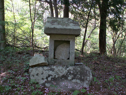 写真B 小田五郎追弔碑の祠