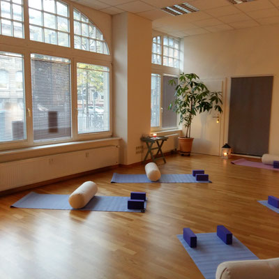 Private Yogastunde Eva Metz Yoga Heidelberg Yoga Altstadt Yoga für den Rücken Yin Yoga Yoga Nidra Gesundheitskurse Pilates Heidelberg  Meditation Yin Yoga Yoga Nidra 69117 Yoga