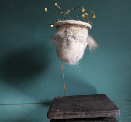 Nest I “Gewebte Träume”  Ein kunstvolles Geflecht aus Erfahrungen und Erinnerungen, verziert mit goldenen Plättchen – Symbole für unsere tiefsten Träume und Wünsche.  Sie erinnern uns daran, dass wir die  Kraft besitzen, Visionen in Realität zu verwandeln