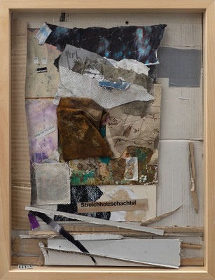 Anna Bittersohl | frei bewegliche Teile | 2025 | Holz, Karton, div. Papiere, Tomatensamen, Foto, Fundstücke, Bleistift, Klebeband, Stoff, Kugelschreiber im Rahmen | 42 x 32 cm