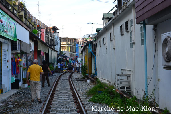 Le marché est installé sur les bords d'une voie ferrée avec le passage du train 8 fois par jour