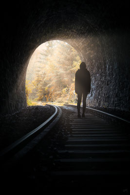 Weg ins Licht, stillgelegte Eisenbahnstrecke bei Remptendorf, Thüringen, Deutschland