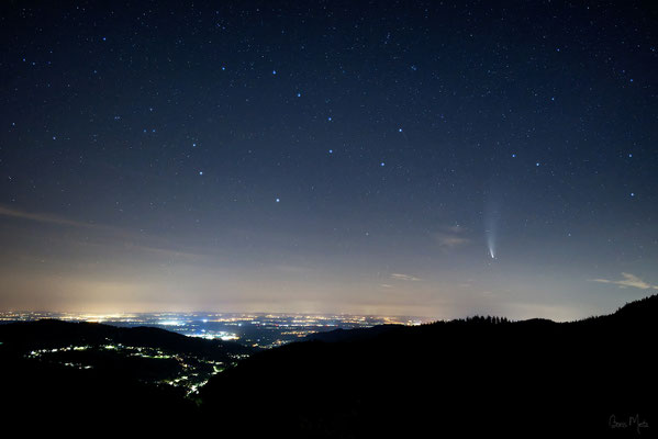 Nachthimmel und Komet Neowise über der Rheinebene, Baden-Württemberg, Deutschland (2020)