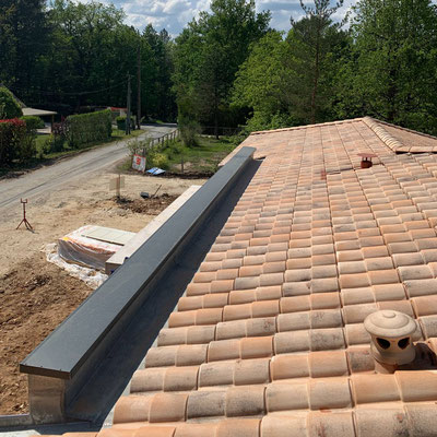 Aluminium Applications couvertine aluminium laqué RAL 7016 en tête de mur vue 2