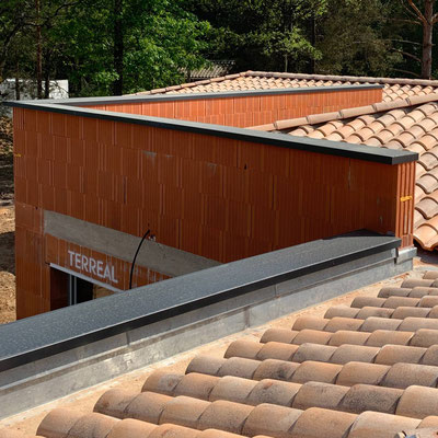 Aluminium Applications couvertine aluminium laqué RAL 7016 en tête de mur vue 1