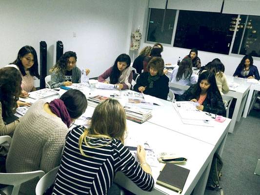 ALUMNOS DE LA CARRERA INTERNACIONAL EN CLASES - ASESORÍA DE IMAGEN & PERSONAL SHOPPER