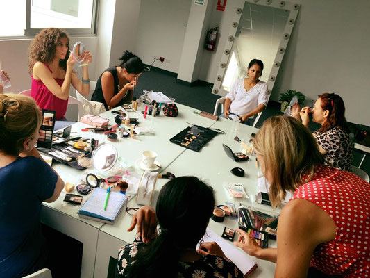 ALUMNOS DE LA CARRERA INTERNACIONAL EN CLASES - ASESORÍA DE IMAGEN & PERSONAL SHOPPER 