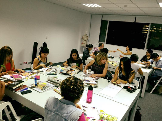 ALUMNOS DE LA CARRERA INTERNACIONAL EN CLASES - ASESORÍA DE IMAGEN & PERSONAL SHOPPER