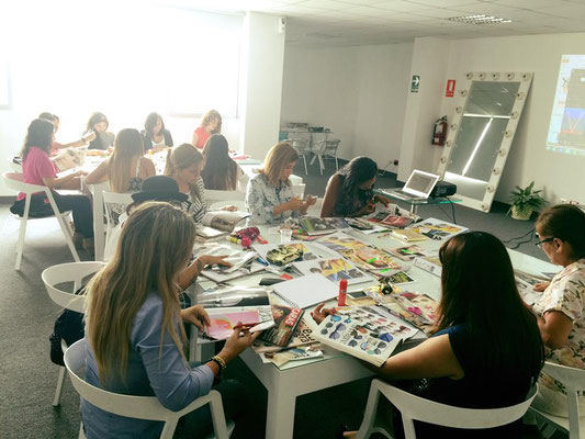 ALUMNOS DE LA CARRERA INTERNACIONAL EN CLASES - ASESORÍA DE IMAGEN & PERSONAL SHOPPER