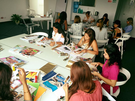 ALUMNOS DE LA CARRERA INTERNACIONAL EN CLASES - ASESORÍA DE IMAGEN & PERSONAL SHOPPER