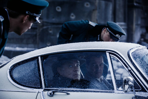 Bridge Of Spies - Inside Car Tom Hanks and Sebastian Koch - 20th Century Fox - kulturmaterial