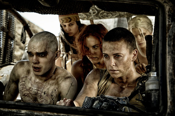 Charlize Theron (vorne rechts) © WARNER BROS. Pictures