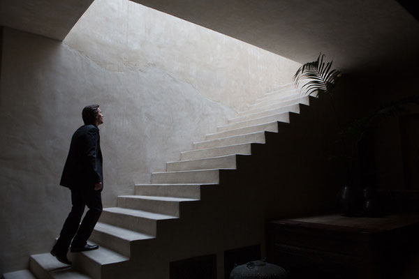 Knight Of Cups - Christian Bale sieht Licht am Ende der Treppe - Studiocanal - kulturmaterial.jpg