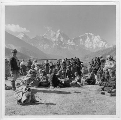 Sherpas vor Kangtega und Thamserku - Everest - 29 Mai 1953 - George Lowe Collection - Knesebeck - kulturmaterial