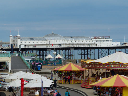 ... mit Brighton Pier bei Sonnenschein