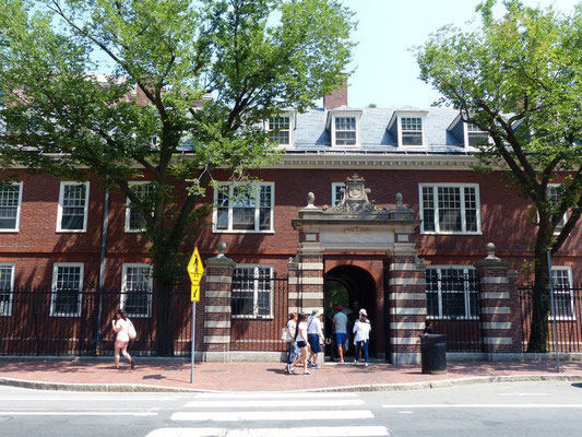 Harvard University in Cambridge - Eingang zum Campus