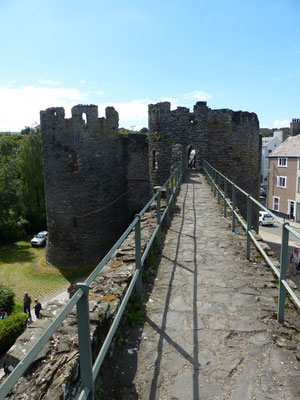 Spaziergang auf der Stadtmauer von Conwy