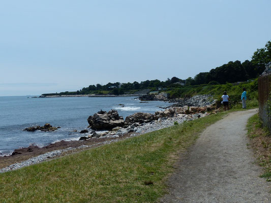 Cliff Walk mit Blick auf Meer und Mansions in Newport