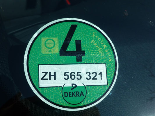 Umweltplakette kleben ist gar nicht so einfach...