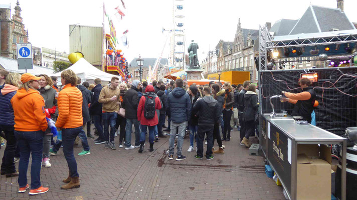 Die Holländer feiern den Geburtstag ihres Königs = Konigsdag