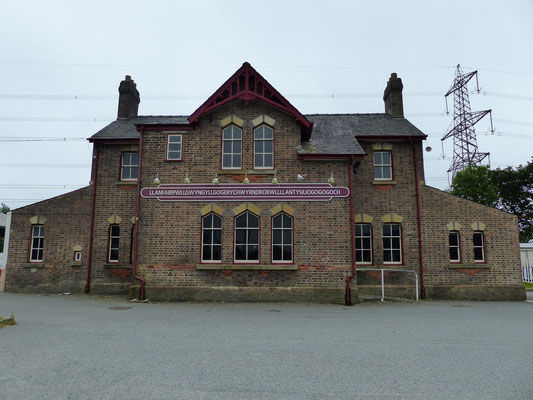 Bahnhof mit dem längsten Ortsnamen der Welt: Llanfairpwllgwyngyllgogerychwyrndrobwllllantysiliogogogoch
