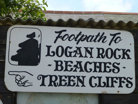 Spaziergang zum Logan Rock in der Nähe von Porthcurno